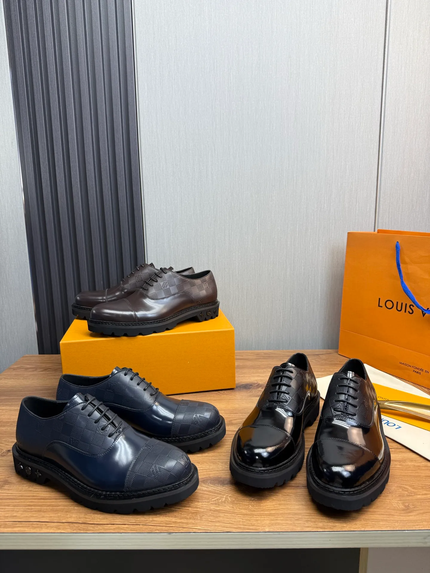 Men's shoes 💰900💰 LV. Men's casual lace-up leather shoes, the latest hot style 🔥 1:1 original purchase quality, top quality goods ⬆️The upper is imported open-edge beaded cowhide, cowhide, and cow suede. The hand-made three-dimensional stitching highlights the round toe design. The inner foot pads are all imported cowhide, with the original wear-resistant foam outsole, matching code 39-44, (38, 45 custom-made, non-refundable)